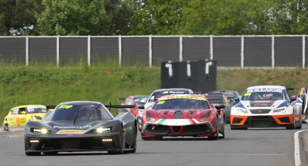 Det er ikke kun i Special Saloon feltet der er mange hestekræfter, her i Danish Endurance Championship er der flere heftige racere som udover den gode fart på langsiderne, også kommer til at kunne levere en sprød lyd af buldrende potente motorer.
(Foto: Motorsporten.dk)
